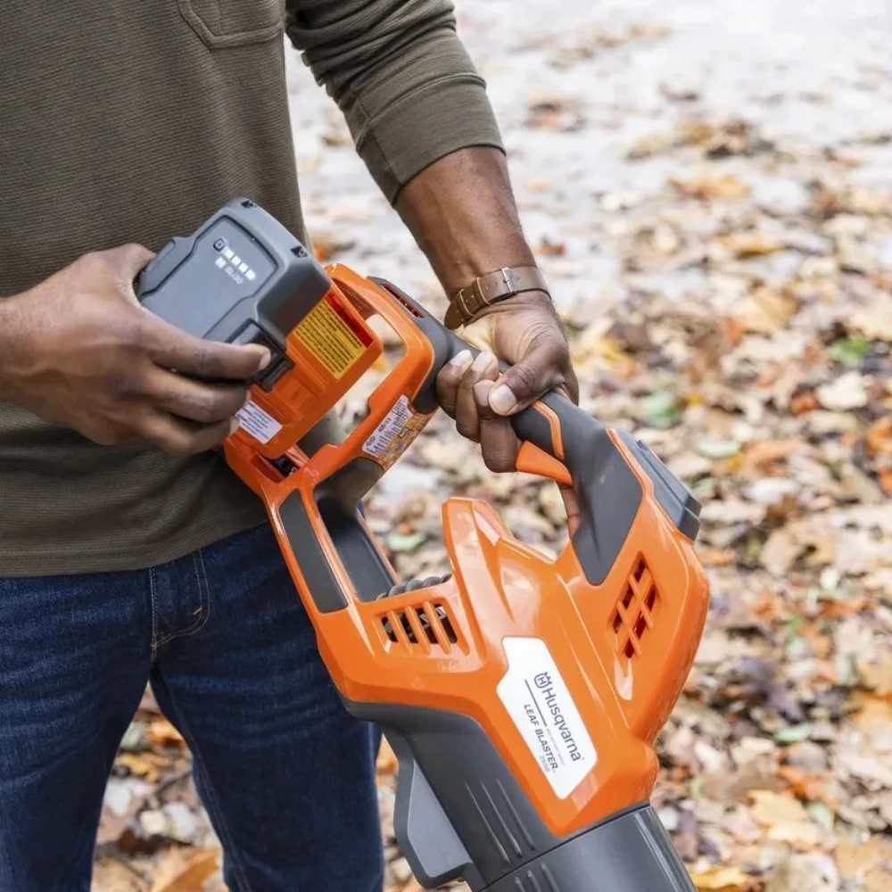 Husqvarna-350iB-Leaf-Blaster-Battery-Leafs-Blower_2.png